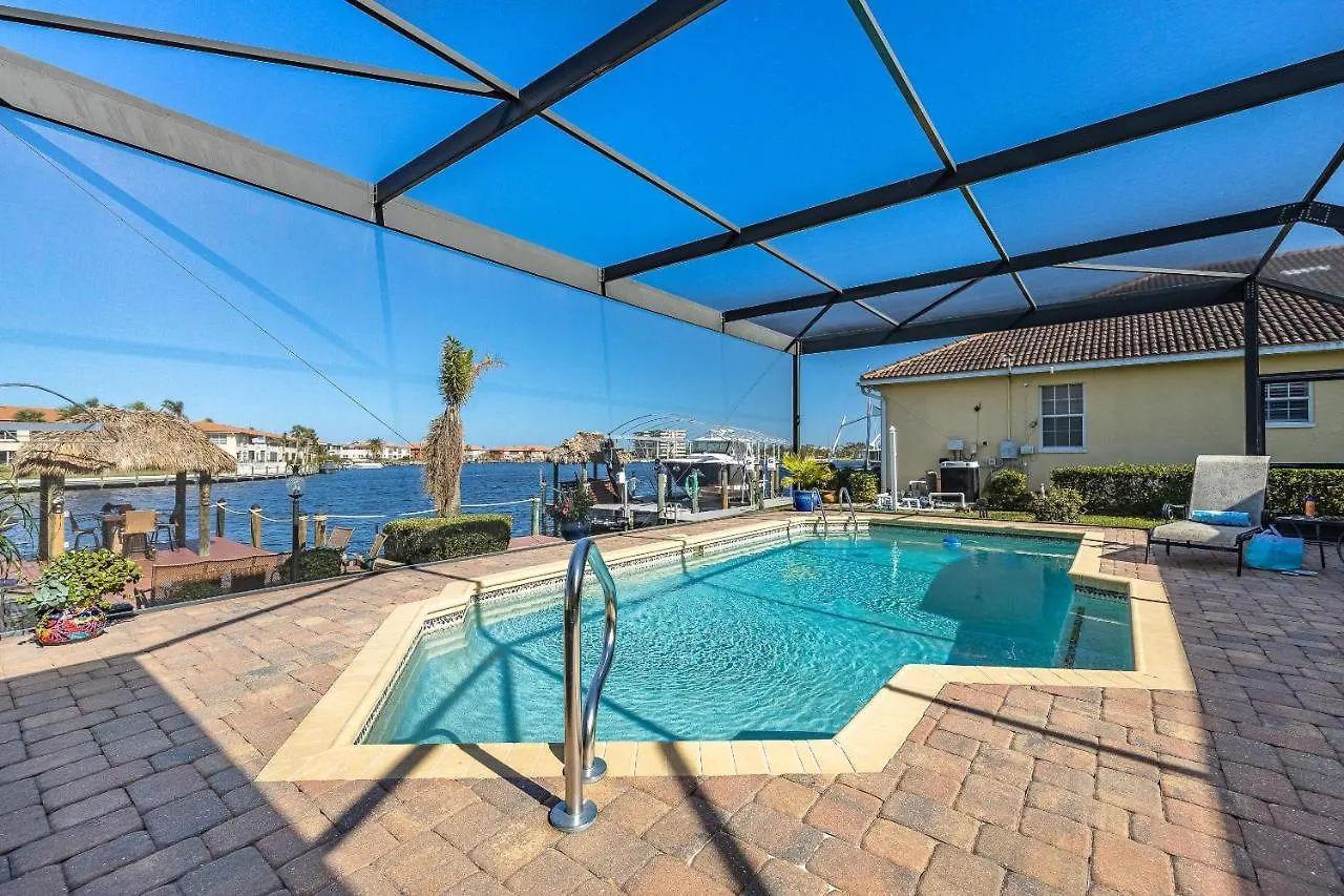 Pool, Gulf Access, Beautiful Views Of Bimini Basin, Dock With Tiki Hut - Bimini Basin Holiday home Cape Coral