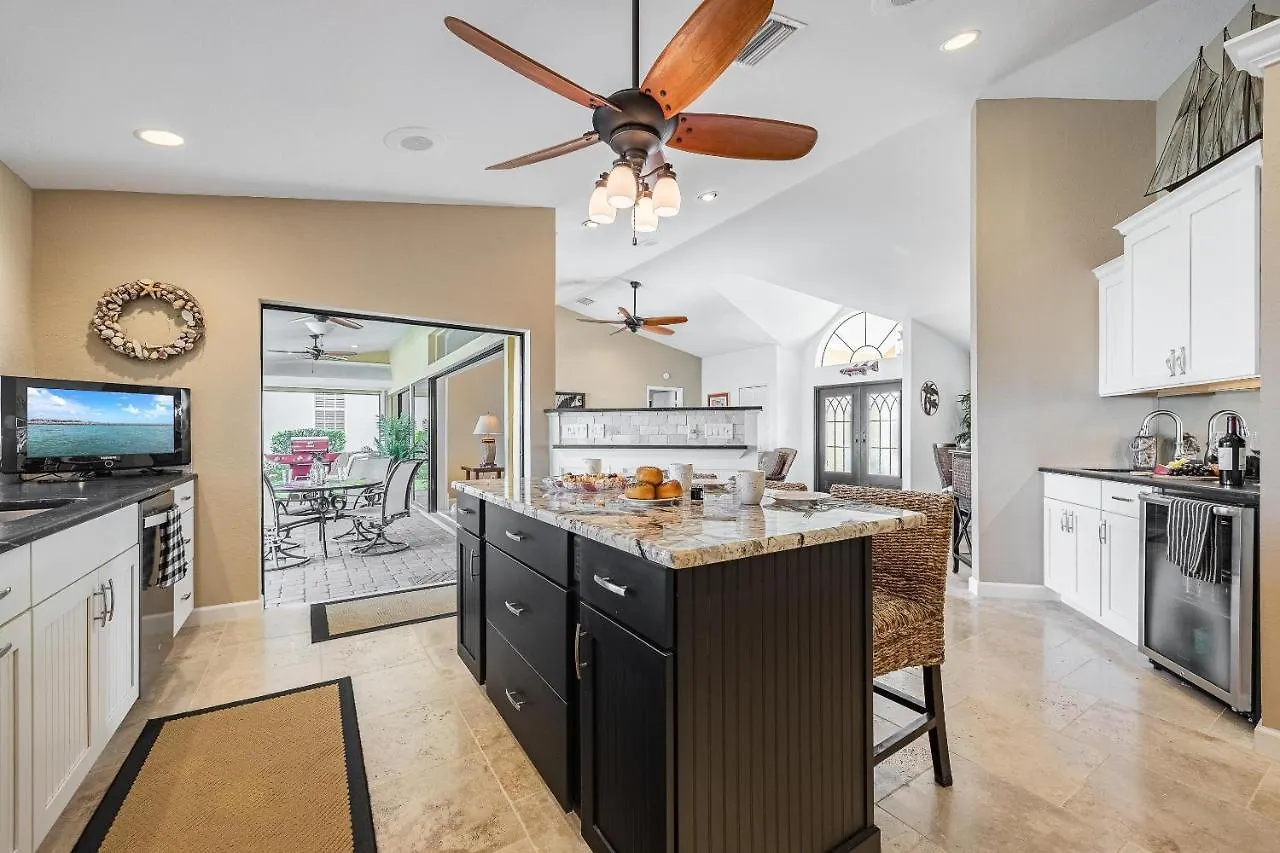 Pool, Gulf Access, Beautiful Views Of Bimini Basin, Dock With Tiki Hut - Bimini Basin Holiday home Cape Coral