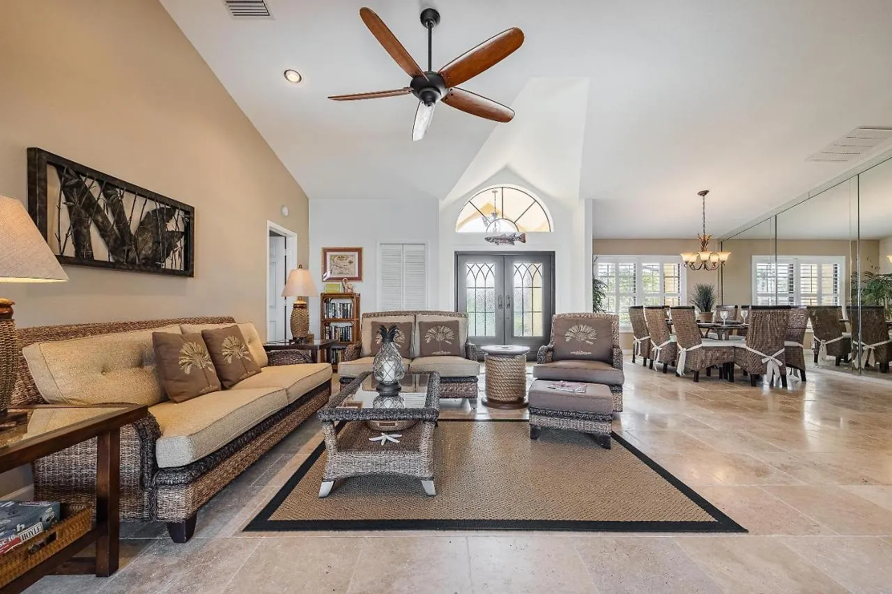 Pool, Gulf Access, Beautiful Views Of Bimini Basin, Dock With Tiki Hut - Bimini Basin Holiday home Cape Coral