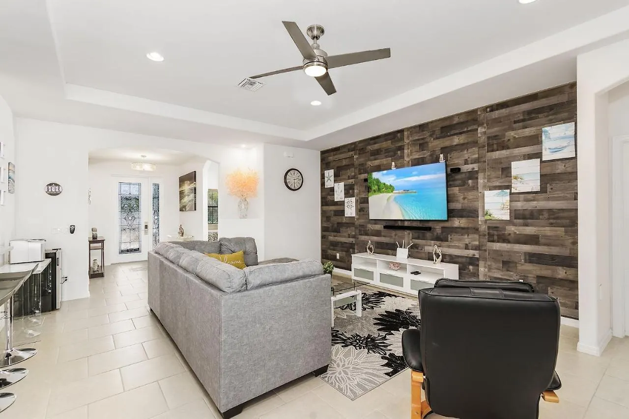 Gulf Access, Heated Salt Water Pool & Kayaks - Adventure Cove - Roelens Vacations Cape Coral