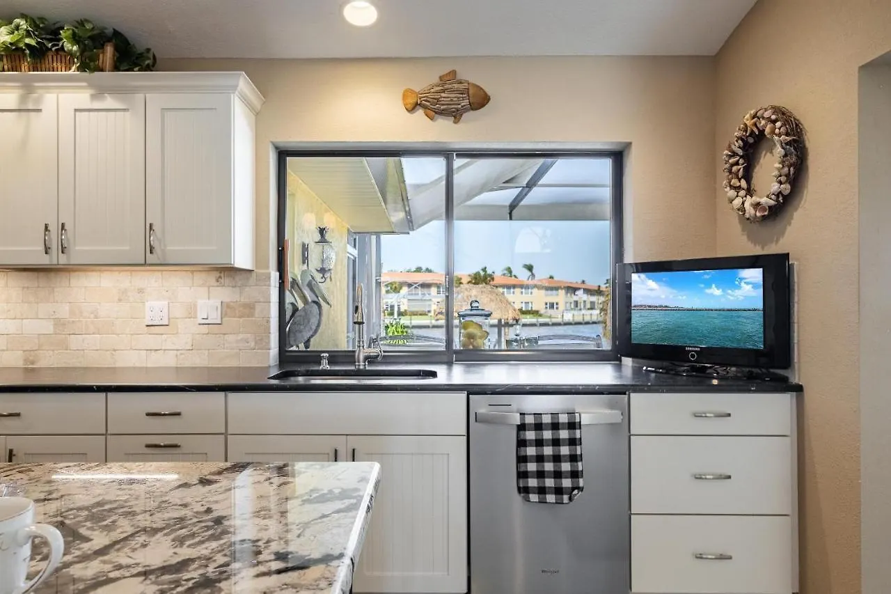 Pool, Gulf Access, Beautiful Views Of Bimini Basin, Dock With Tiki Hut - Bimini Basin Holiday home
