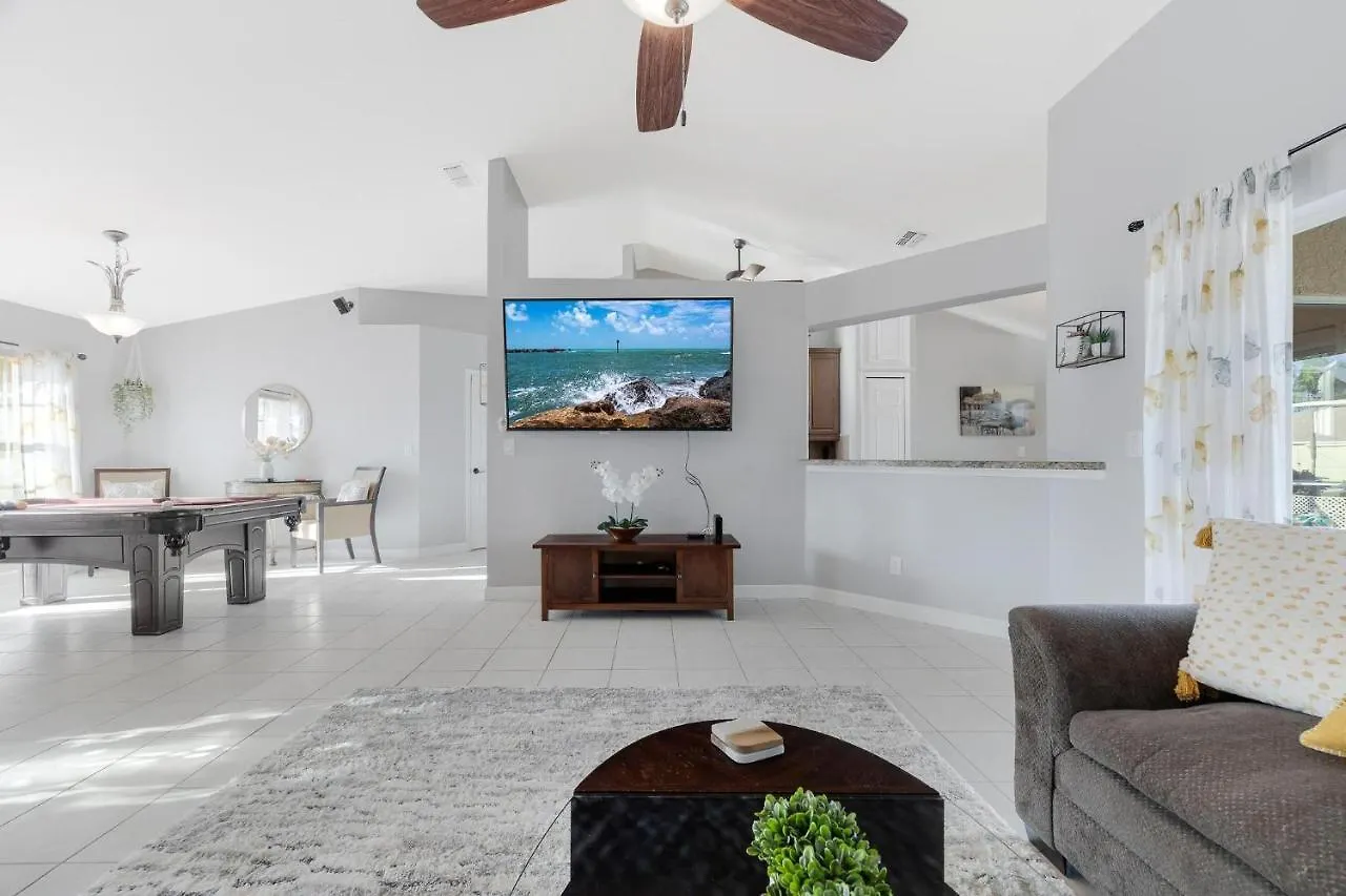 Heated Pool, Beautiful Sunsets - Made In Heaven - Roelens Vacations Holiday home Cape Coral