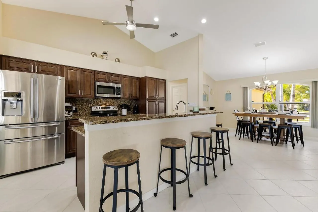 Gorgeous Heated Pool - Palm Tree - Roelens Vacations * Cape Coral