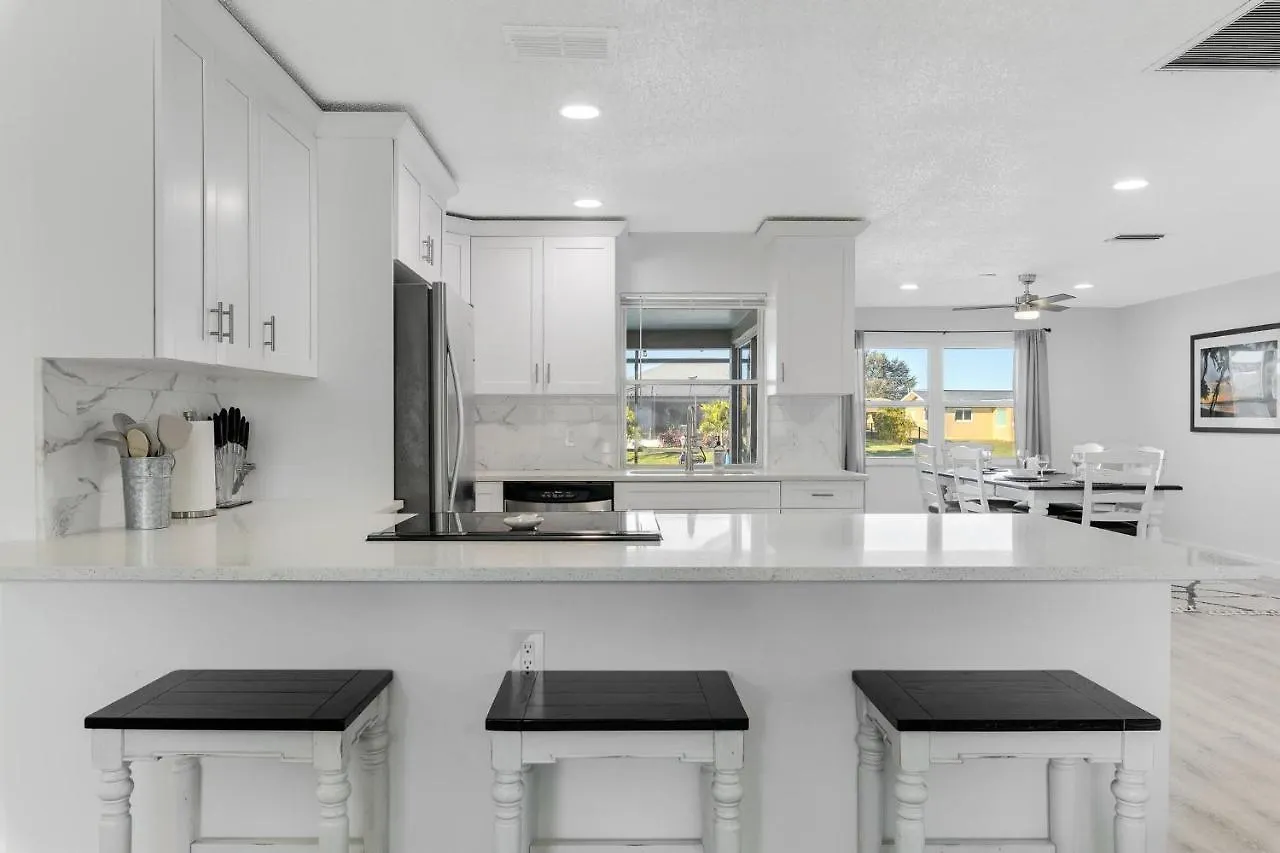 Doc Life - Roelens Vacations - Beautiful 3 Bedroom, 2 Bath Pool On A Gulf Access Canal Holiday home Cape Coral