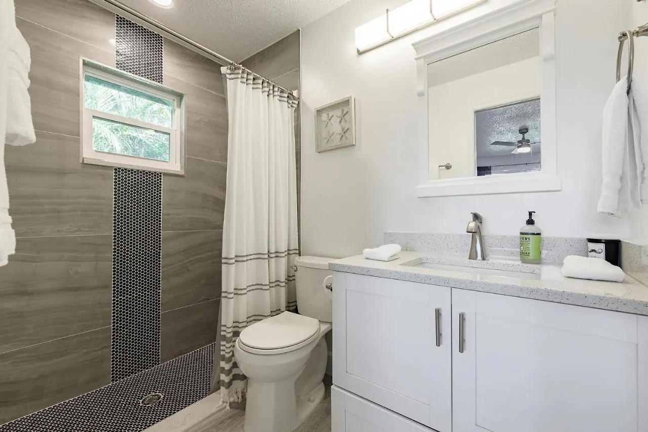 Doc Life - Roelens Vacations - Beautiful 3 Bedroom, 2 Bath Pool On A Gulf Access Canal