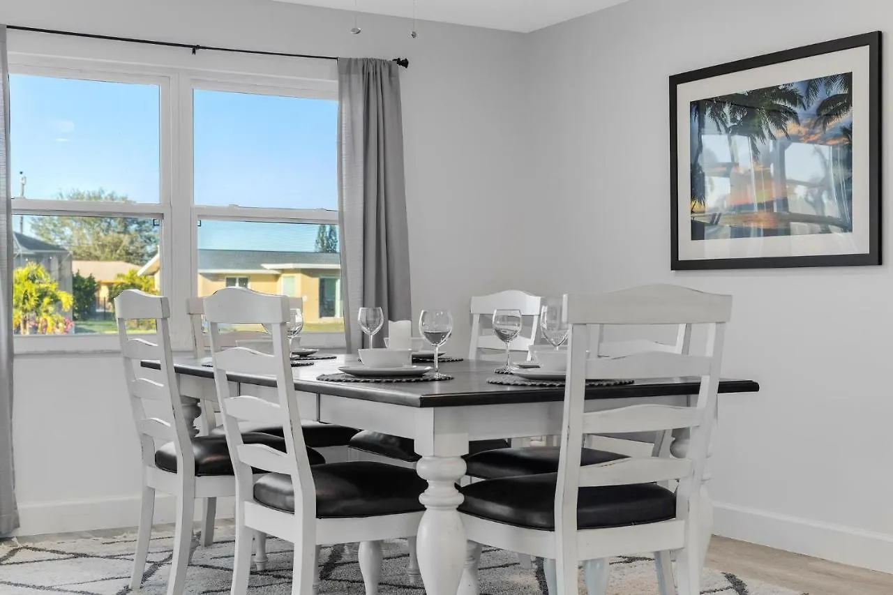 Doc Life - Roelens Vacations - Beautiful 3 Bedroom, 2 Bath Pool On A Gulf Access Canal Cape Coral