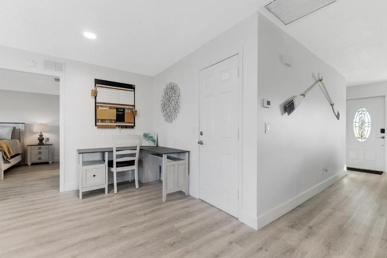 Doc Life - Roelens Vacations - Beautiful 3 Bedroom, 2 Bath Pool On A Gulf Access Canal Holiday home Cape Coral