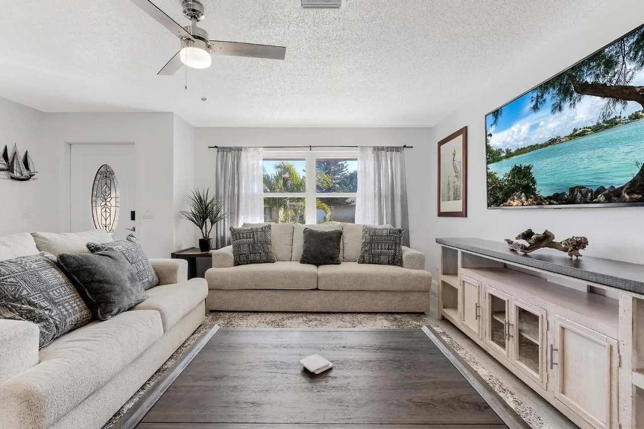 Doc Life - Roelens Vacations - Beautiful 3 Bedroom, 2 Bath Pool On A Gulf Access Canal Holiday home Cape Coral