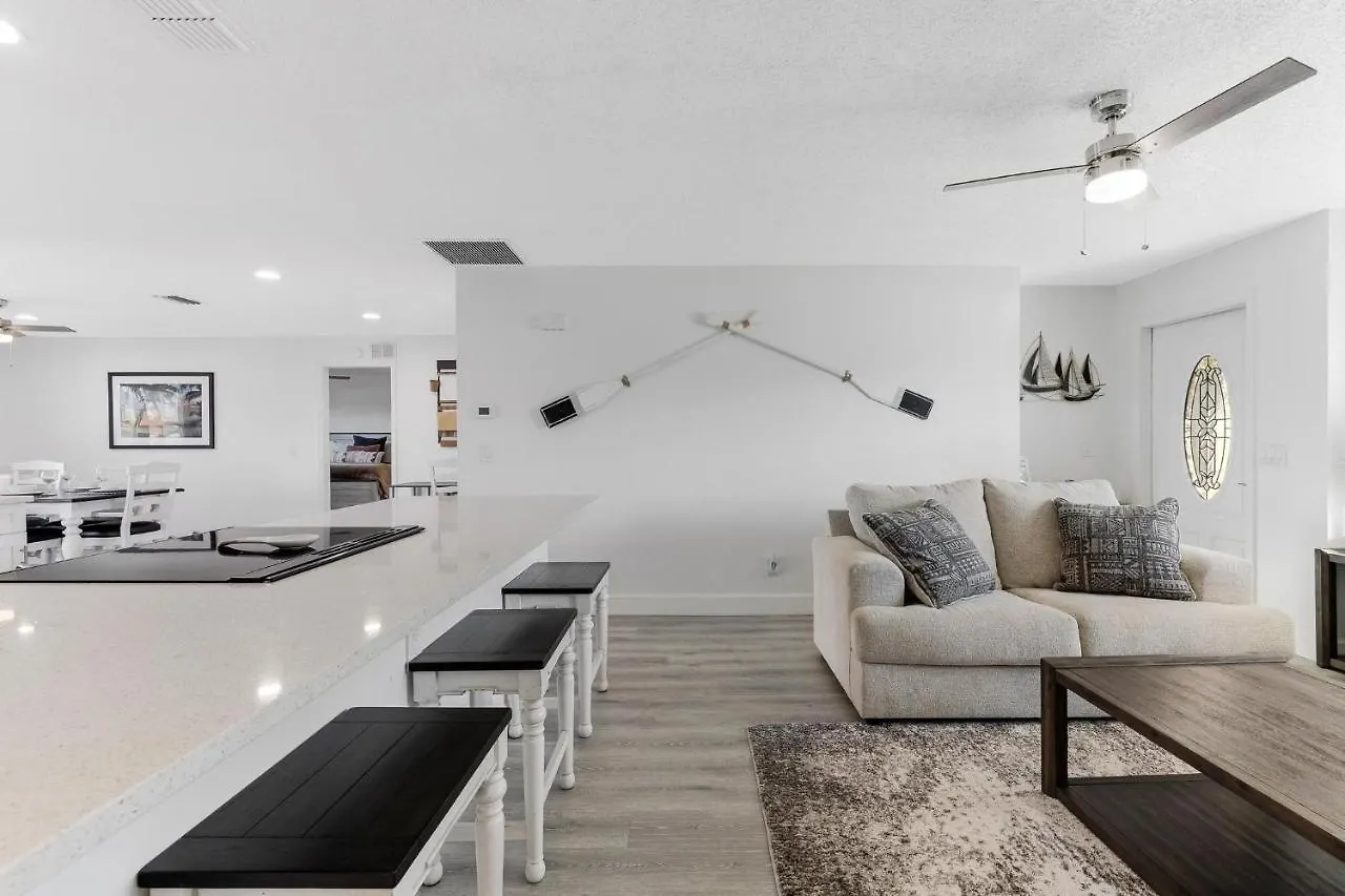 Doc Life - Roelens Vacations - Beautiful 3 Bedroom, 2 Bath Pool On A Gulf Access Canal *