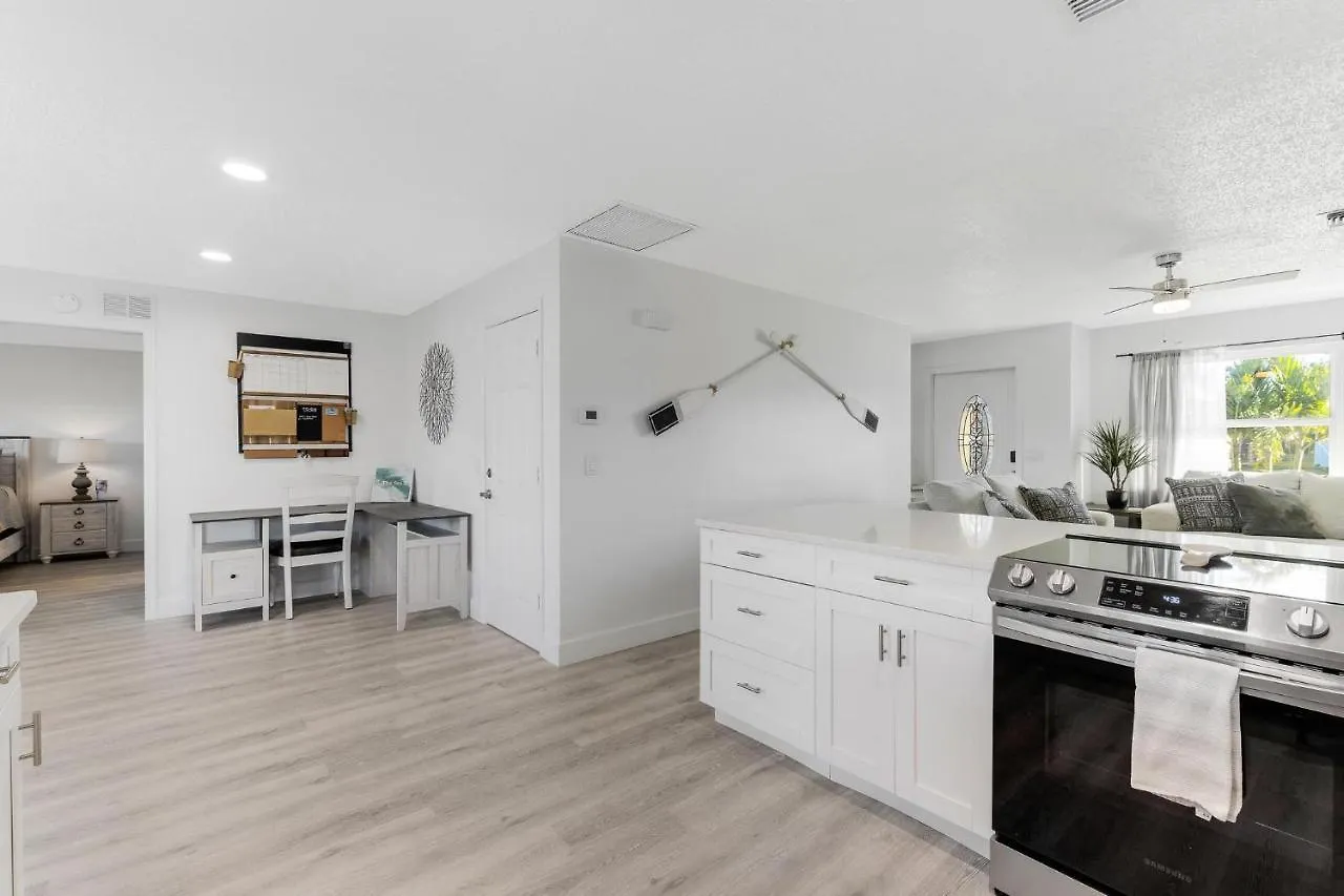 Doc Life - Roelens Vacations - Beautiful 3 Bedroom, 2 Bath Pool On A Gulf Access Canal *