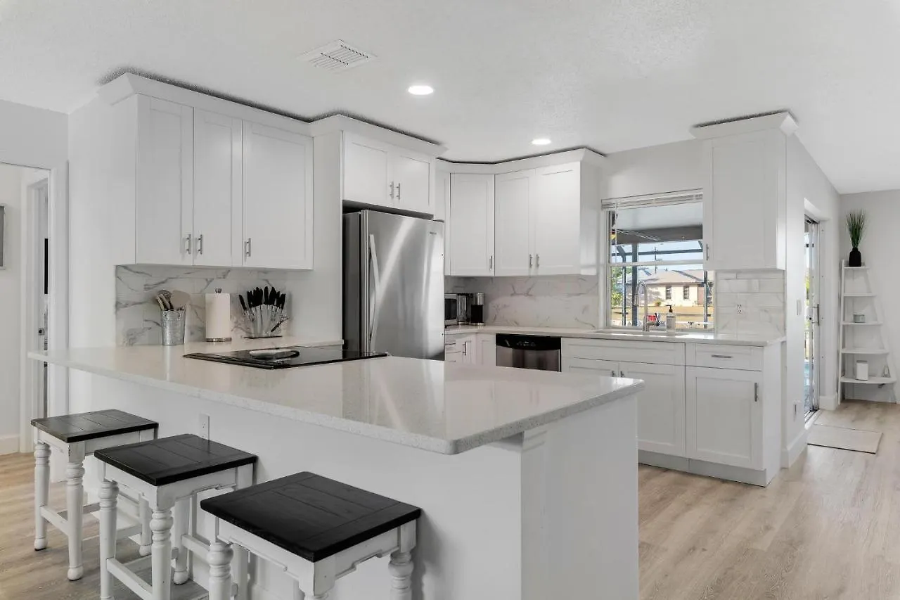 Doc Life - Roelens Vacations - Beautiful 3 Bedroom, 2 Bath Pool On A Gulf Access Canal * Cape Coral