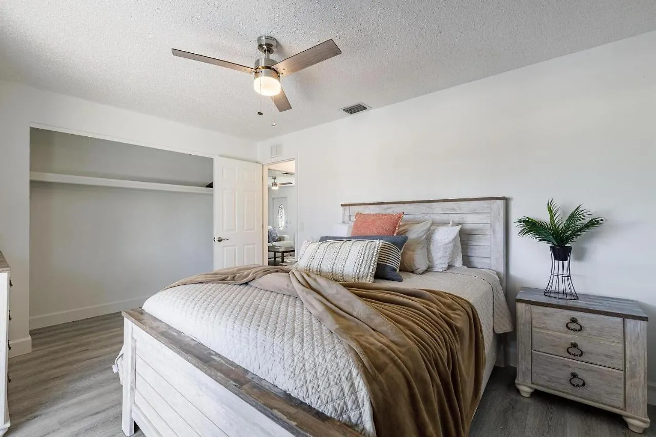 Holiday home Doc Life - Roelens Vacations - Beautiful 3 Bedroom, 2 Bath Pool On A Gulf Access Canal Cape Coral