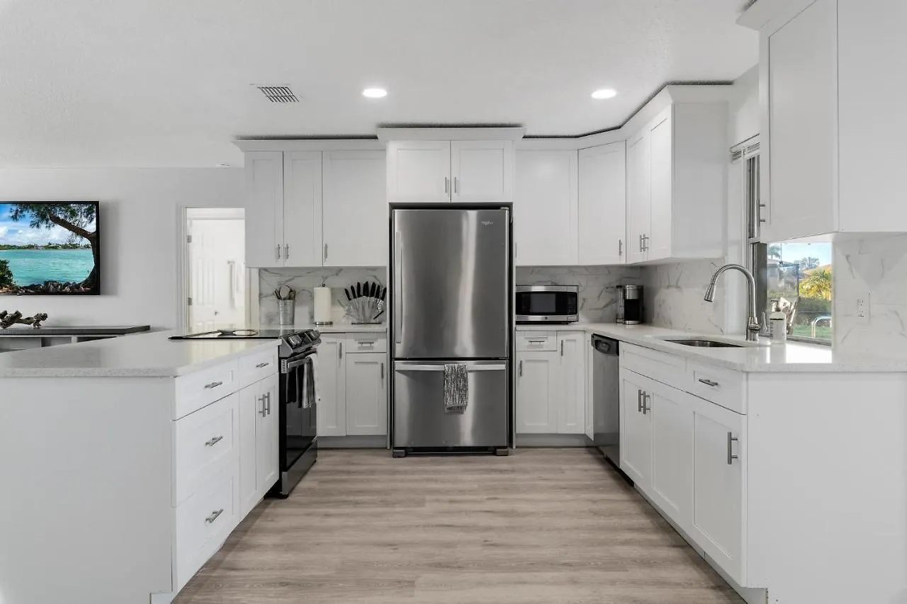 Doc Life - Roelens Vacations - Beautiful 3 Bedroom, 2 Bath Pool On A Gulf Access Canal * Cape Coral