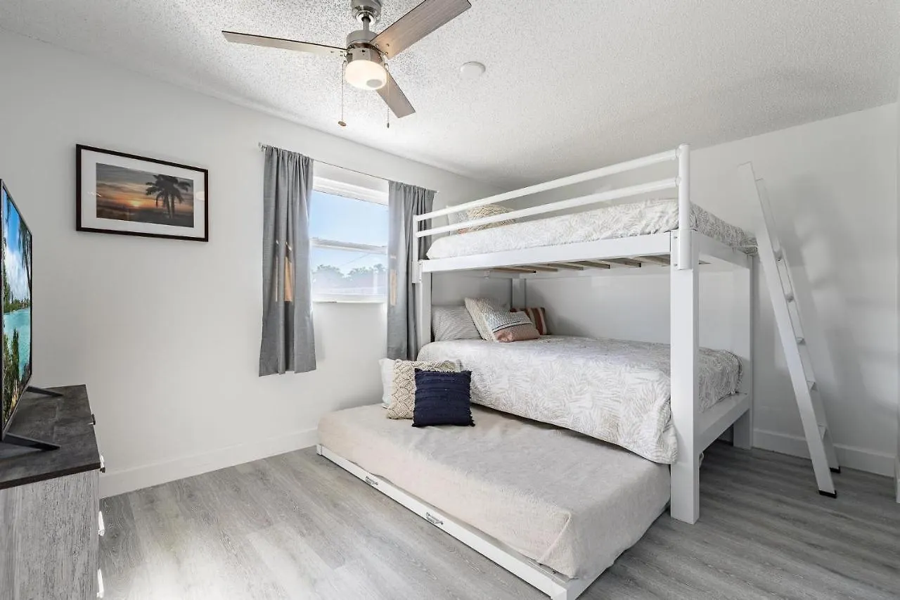 Doc Life - Roelens Vacations - Beautiful 3 Bedroom, 2 Bath Pool On A Gulf Access Canal * Cape Coral
