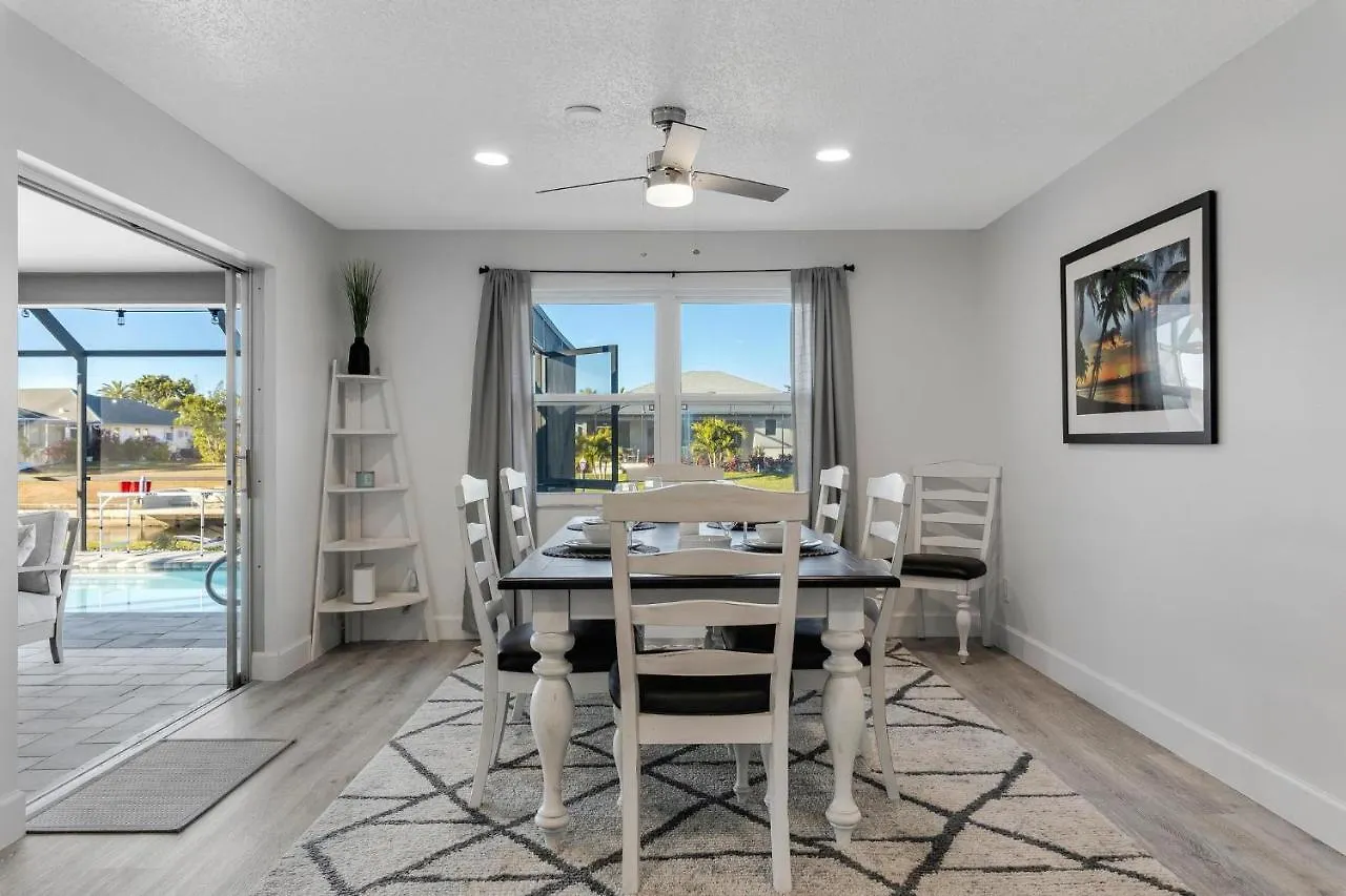 Doc Life - Roelens Vacations - Beautiful 3 Bedroom, 2 Bath Pool On A Gulf Access Canal Holiday home Cape Coral