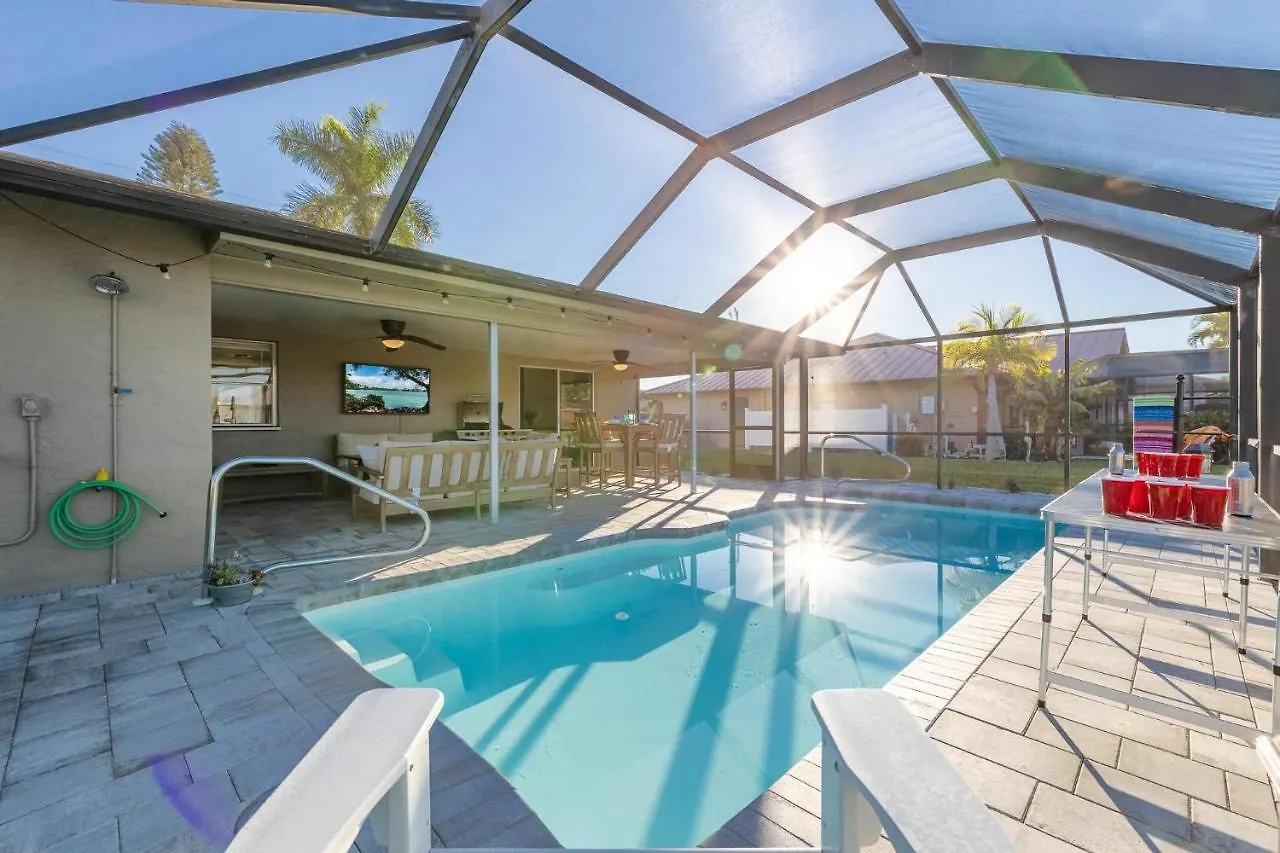 Holiday home Doc Life - Roelens Vacations - Beautiful 3 Bedroom, 2 Bath Pool On A Gulf Access Canal Cape Coral