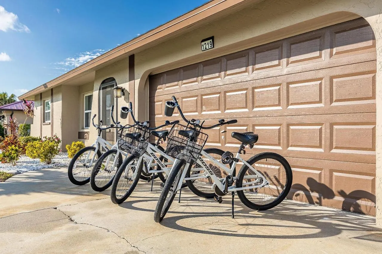 Doc Life - Roelens Vacations - Beautiful 3 Bedroom, 2 Bath Pool On A Gulf Access Canal Holiday home *