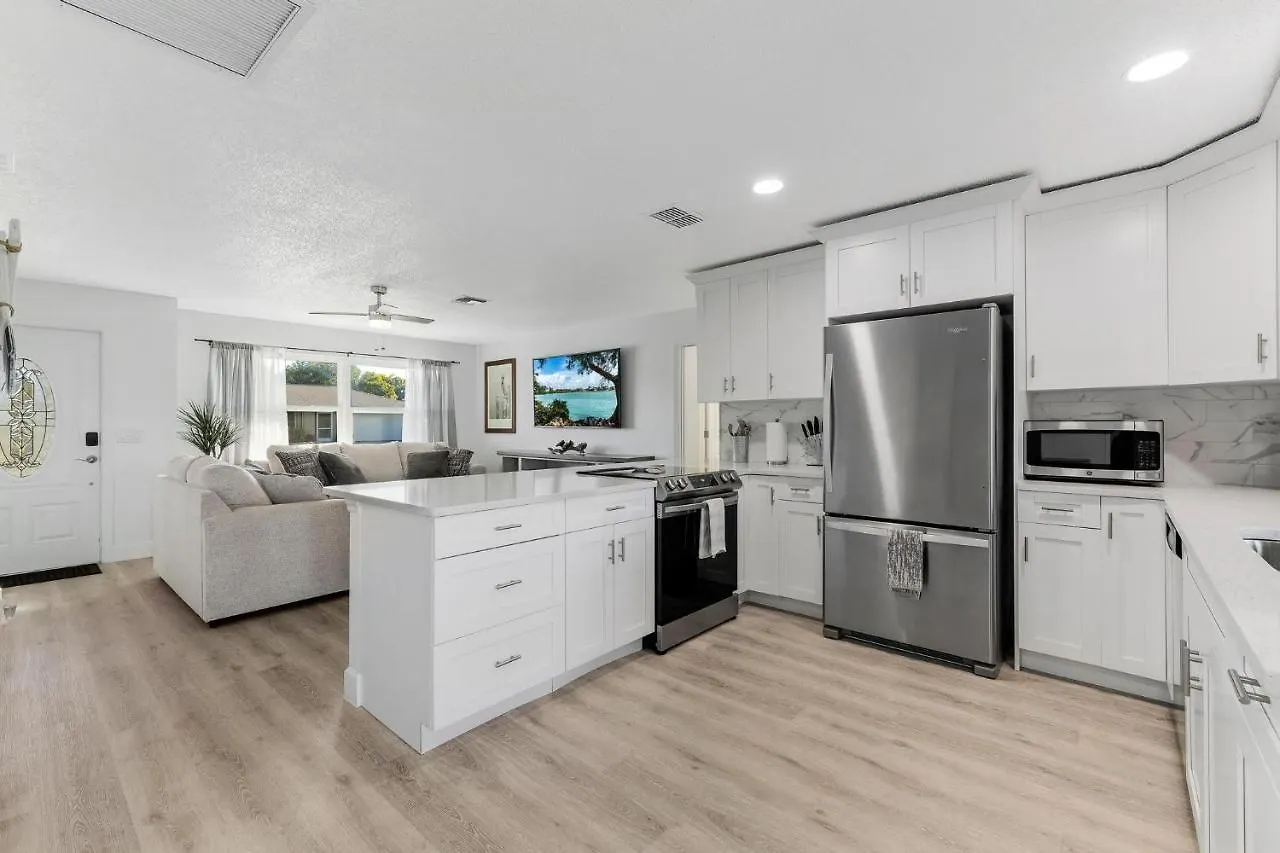 Doc Life - Roelens Vacations - Beautiful 3 Bedroom, 2 Bath Pool On A Gulf Access Canal Holiday home
