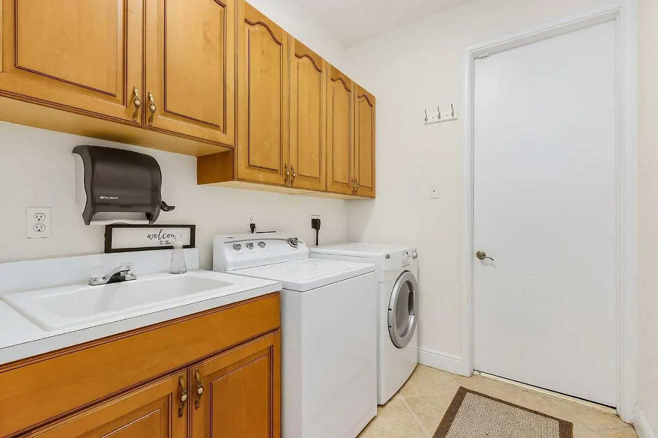 Holiday home Lovely Four-bedroom, 3 Bath Pool Is Just Minutes Away From Downtown