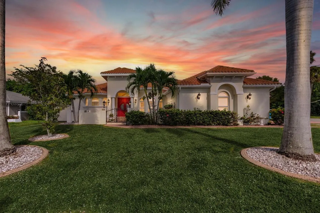Holiday home Lovely Four-bedroom, 3 Bath Pool Is Just Minutes Away From Downtown