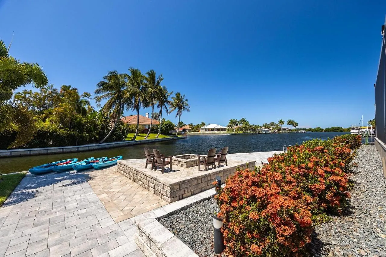 Gulf Access, Heated Salt Water Pool, Kayaks - Surfside Escape - Roelens Vacations Holiday home