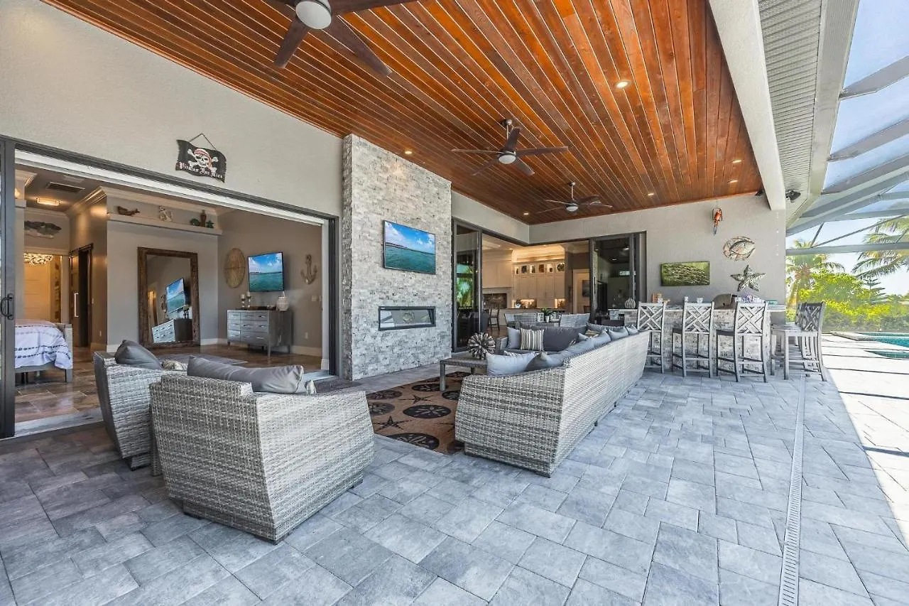 Gulf Access, Heated Salt Water Pool, Kayaks - Surfside Escape - Roelens Vacations Holiday home