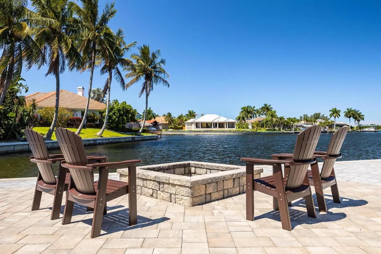 Gulf Access, Heated Salt Water Pool, Kayaks - Surfside Escape - Roelens Vacations Holiday home