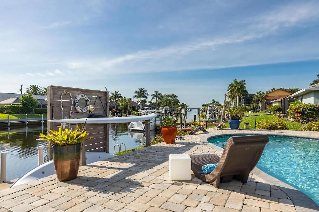 Aqua Escape - - Roelens Vacations Gulf Access- Minutes To The River- Kayaks-dog Friendly Cape Coral