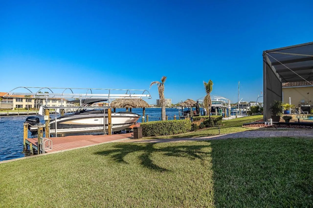 Pool, Gulf Access, Beautiful Views Of Bimini Basin, Dock With Tiki Hut - Bimini Basin Holiday home *