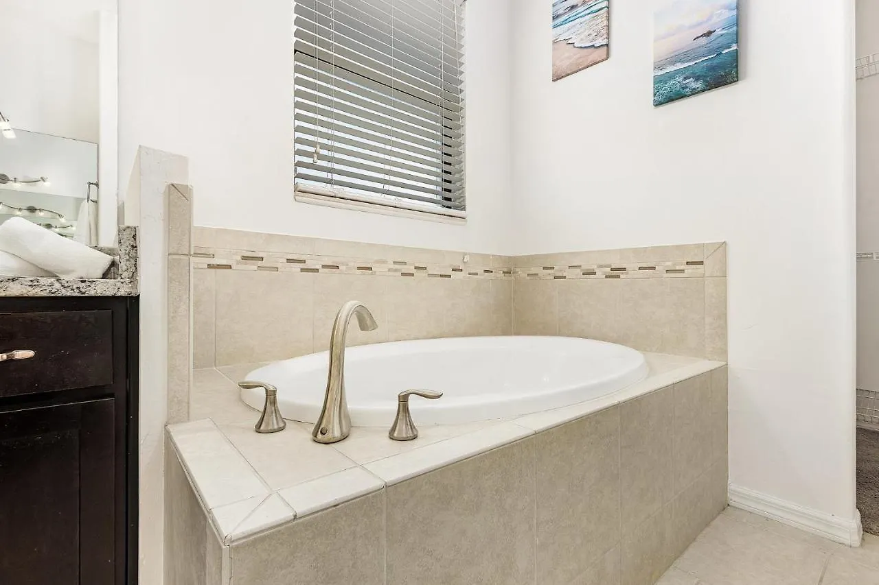 Gulf Access, Heated Salt Water Pool & Kayaks - Adventure Cove - Roelens Vacations Cape Coral