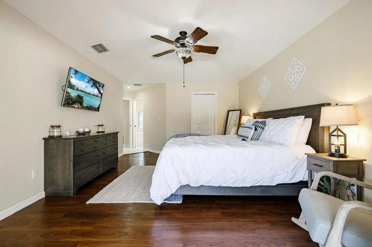 Gorgeous Heated Pool - Palm Tree - Roelens Vacations Cape Coral