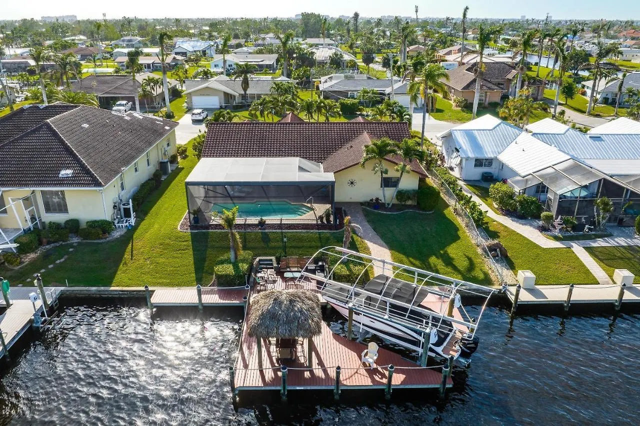 Pool, Gulf Access, Beautiful Views Of Bimini Basin, Dock With Tiki Hut - Bimini Basin Holiday home Cape Coral