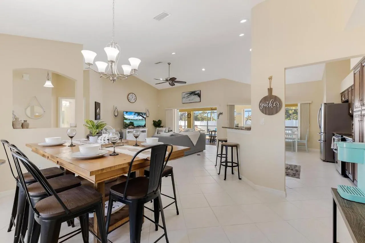 Gorgeous Heated Pool - Palm Tree - Roelens Vacations * Cape Coral