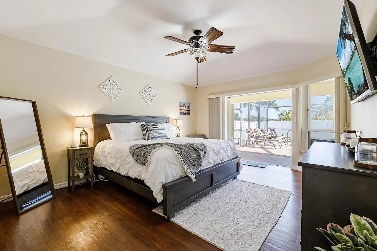 Gorgeous Heated Pool - Palm Tree - Roelens Vacations Cape Coral