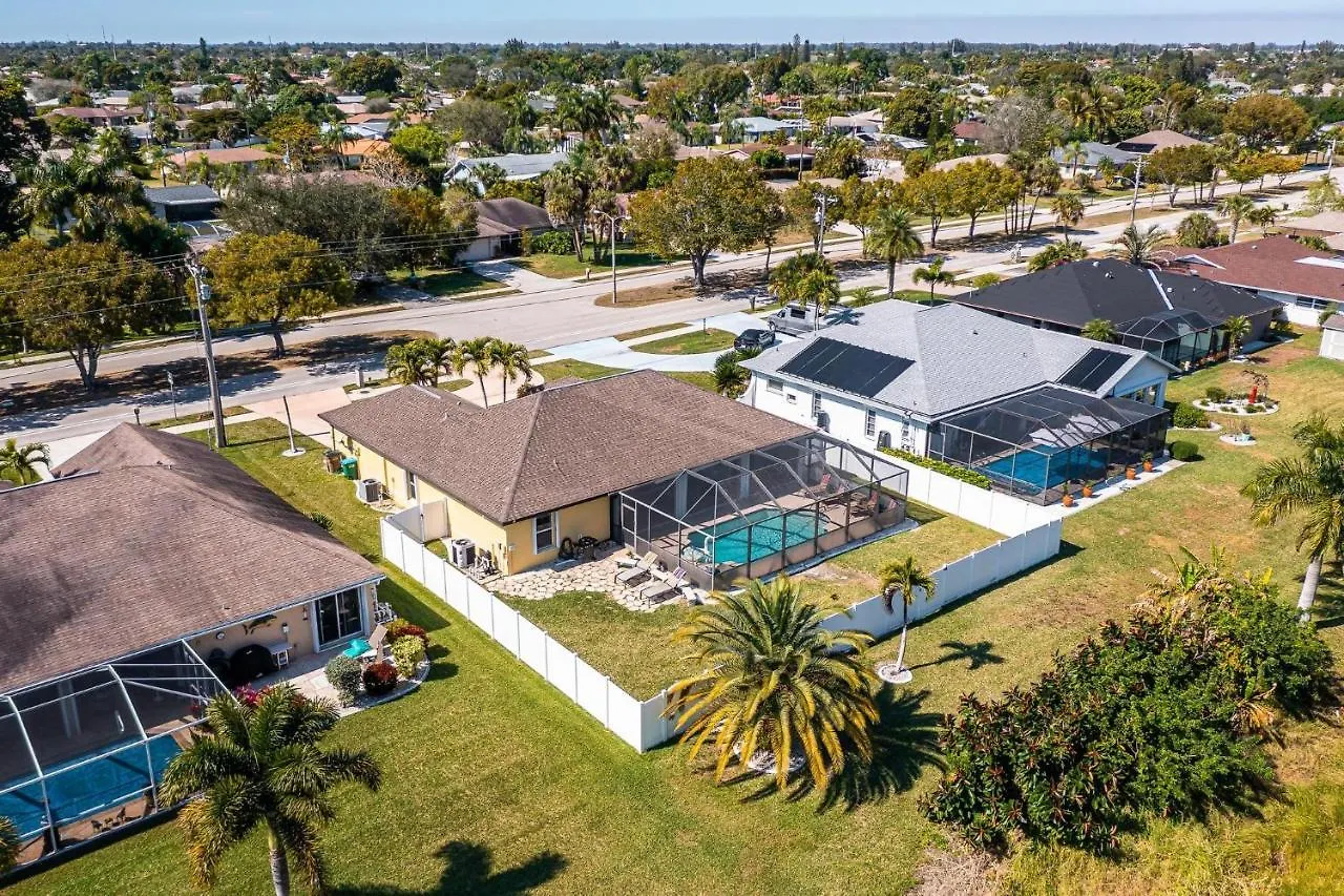 Gorgeous Heated Pool - Palm Tree - Roelens Vacations Cape Coral
