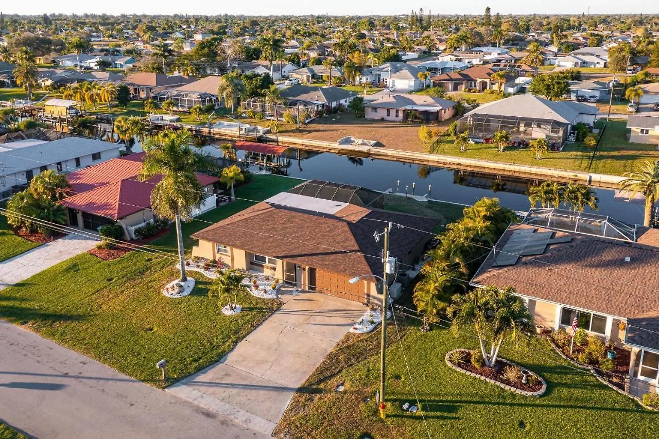 Doc Life - Roelens Vacations - Beautiful 3 Bedroom, 2 Bath Pool On A Gulf Access Canal Cape Coral