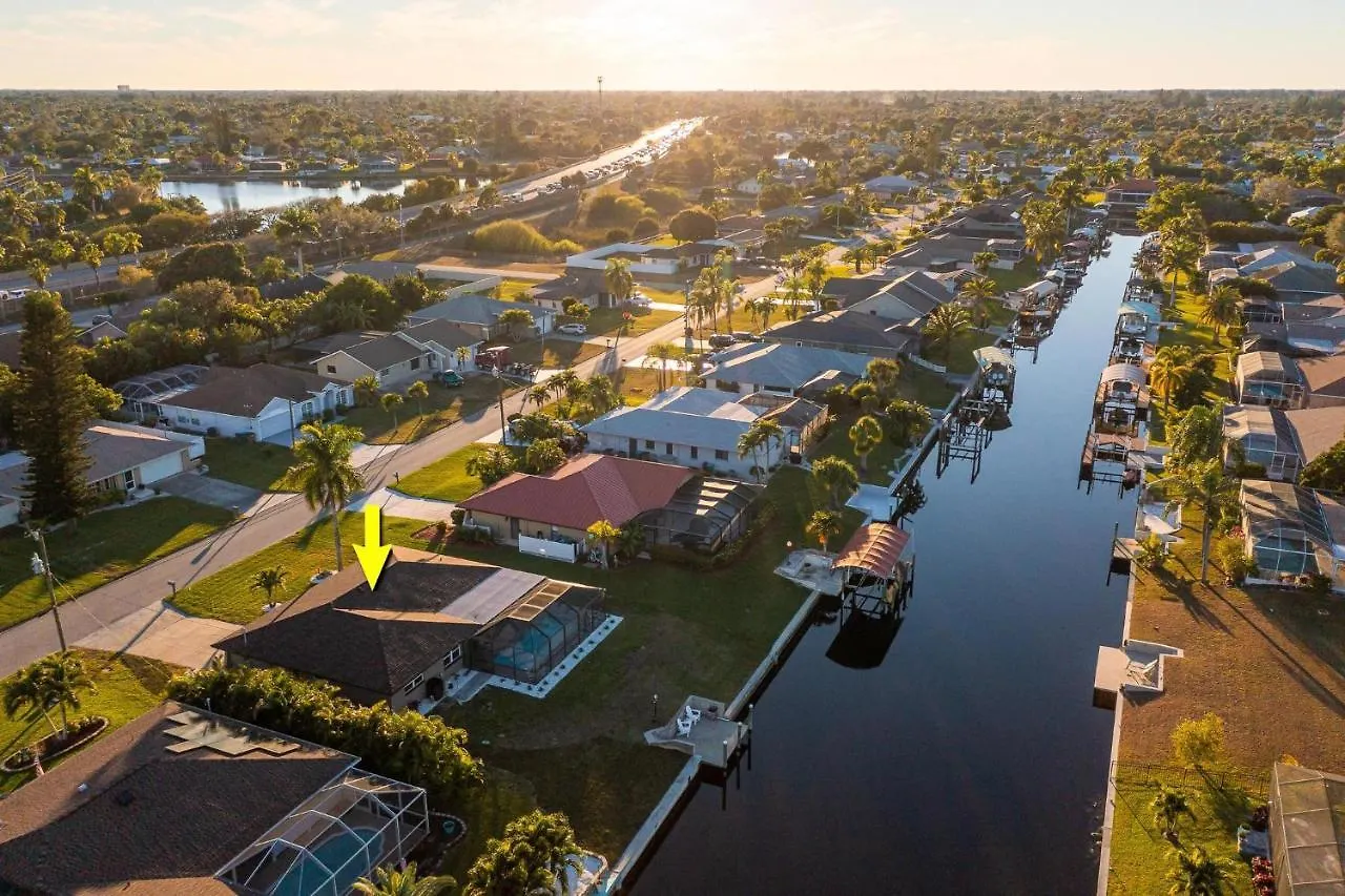 Doc Life - Roelens Vacations - Beautiful 3 Bedroom, 2 Bath Pool On A Gulf Access Canal Holiday home Cape Coral