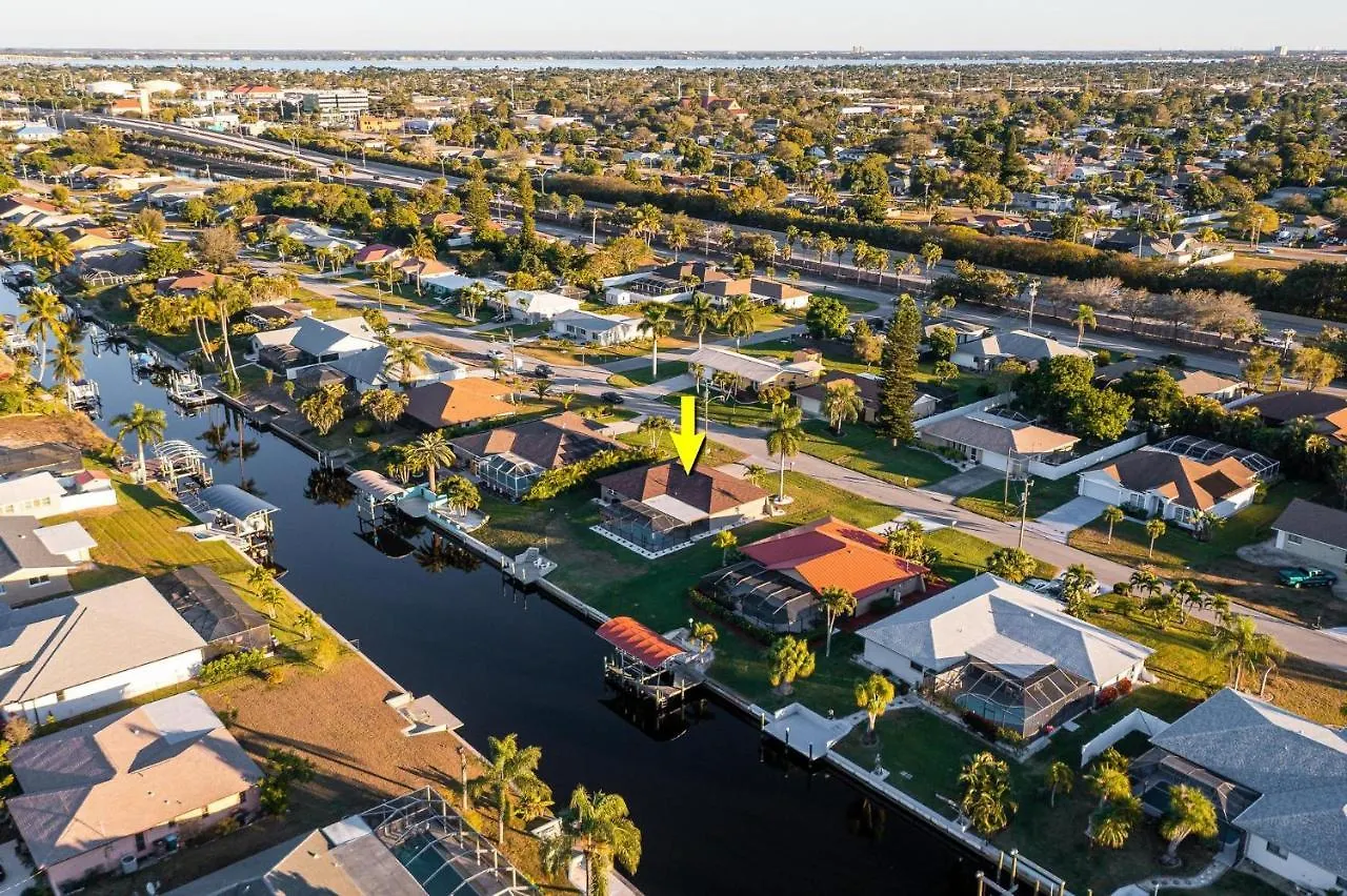 Doc Life - Roelens Vacations - Beautiful 3 Bedroom, 2 Bath Pool On A Gulf Access Canal Holiday home Cape Coral