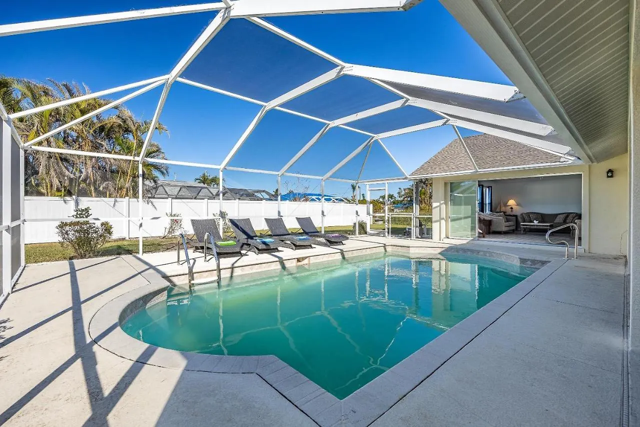 Holiday home Pool, Sleeps 7 - Sunshine Hideaway