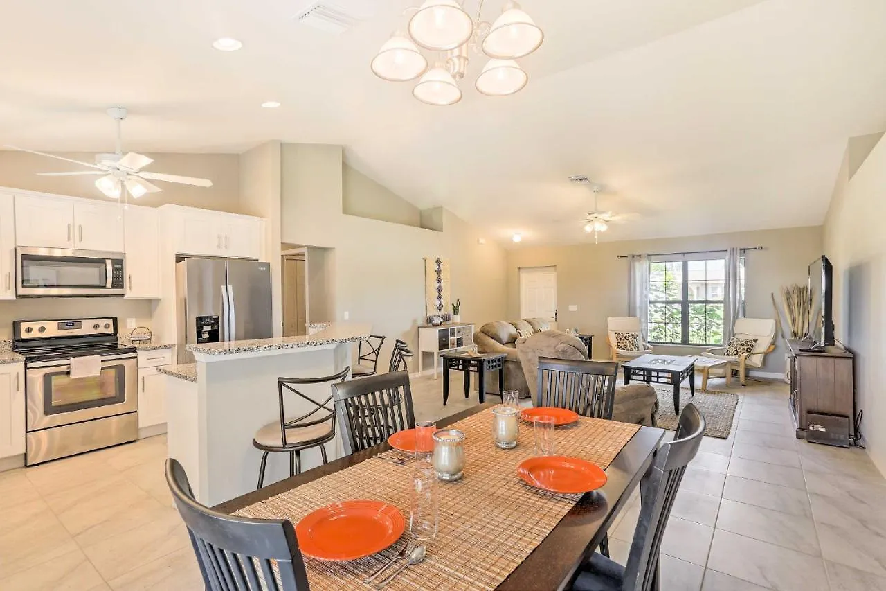 House With Private Screened Pool! Holiday home Cape Coral