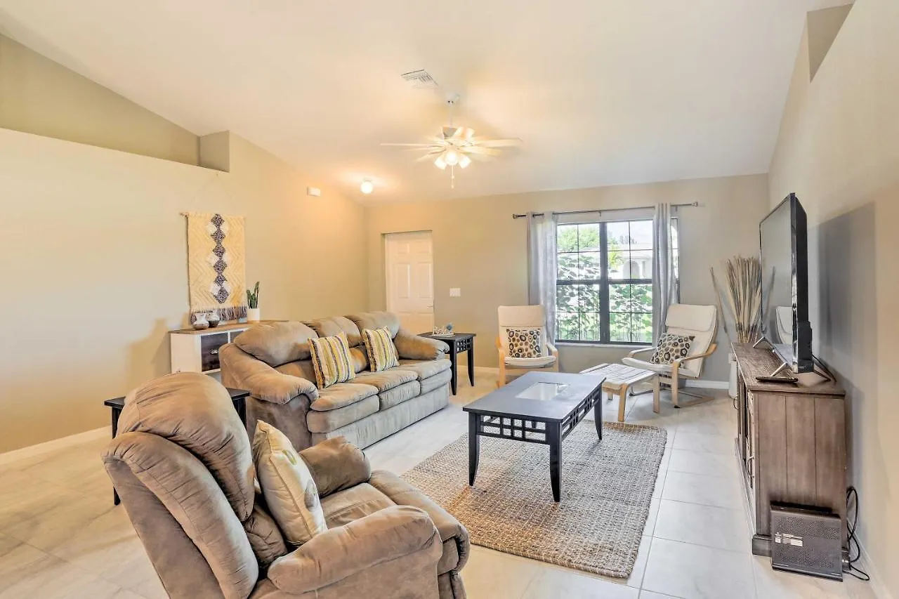 Holiday home House With Private Screened Pool!