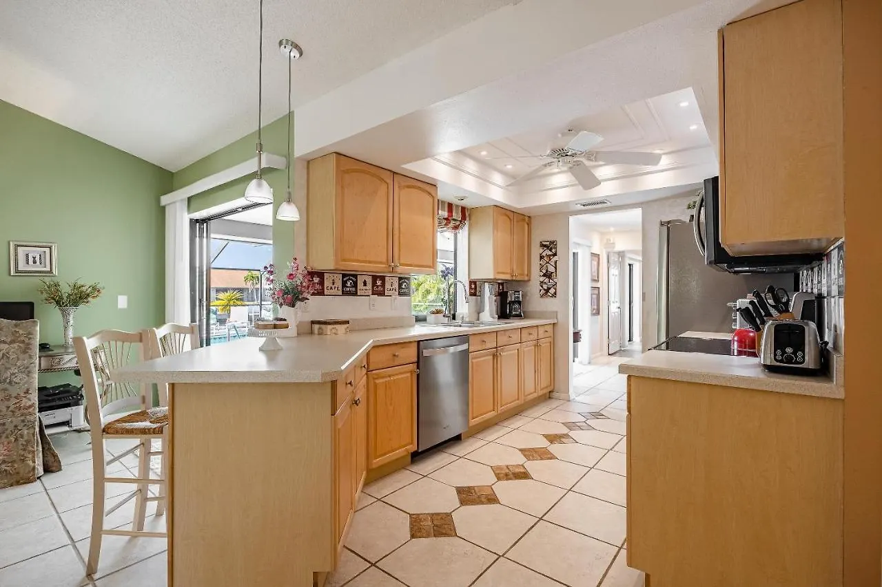 Gulf Access, Sleeps 14 - Calusa Paradise Cape Coral