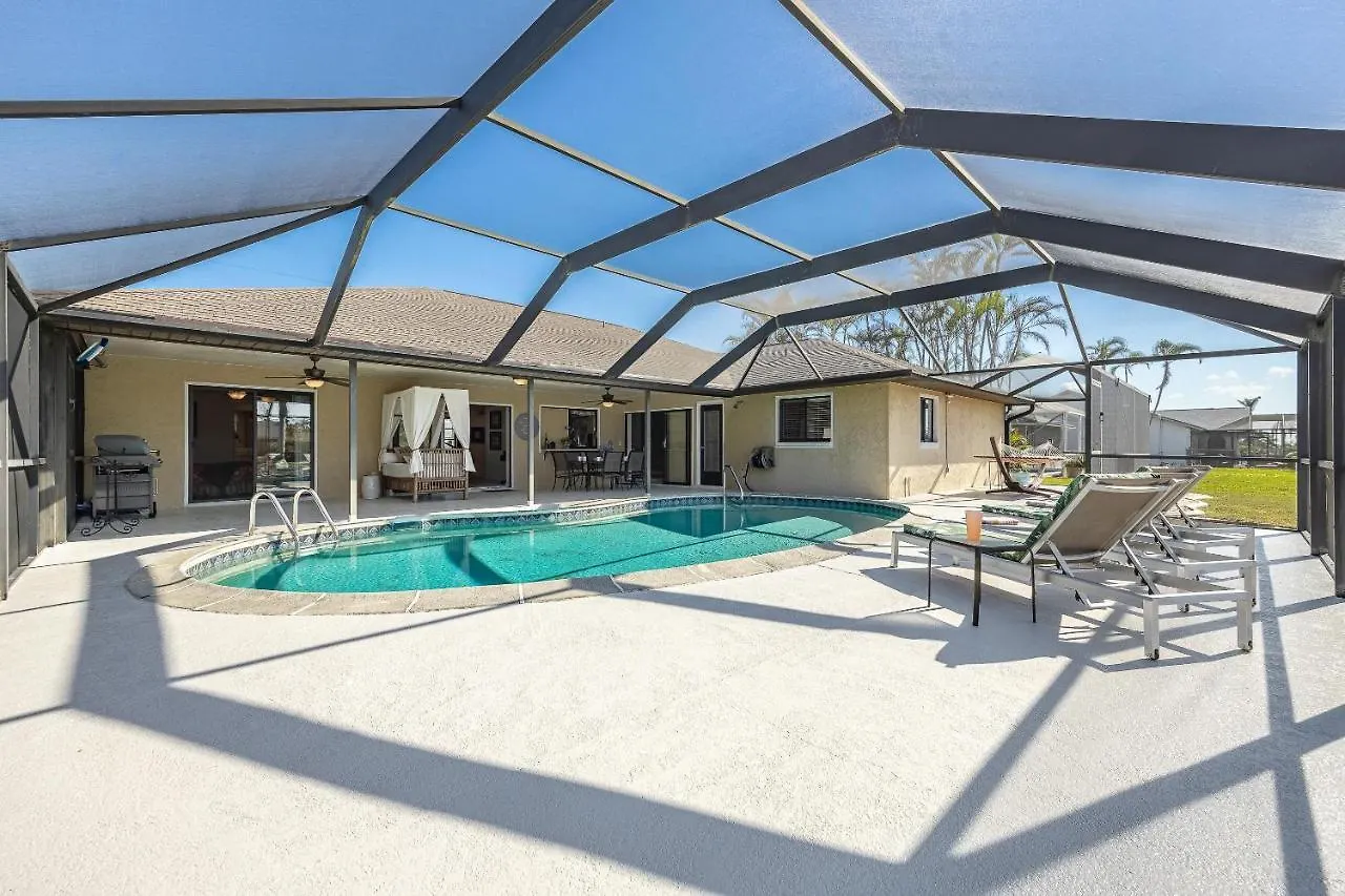 Gulf Access, Sleeps 14 - Calusa Paradise * Cape Coral