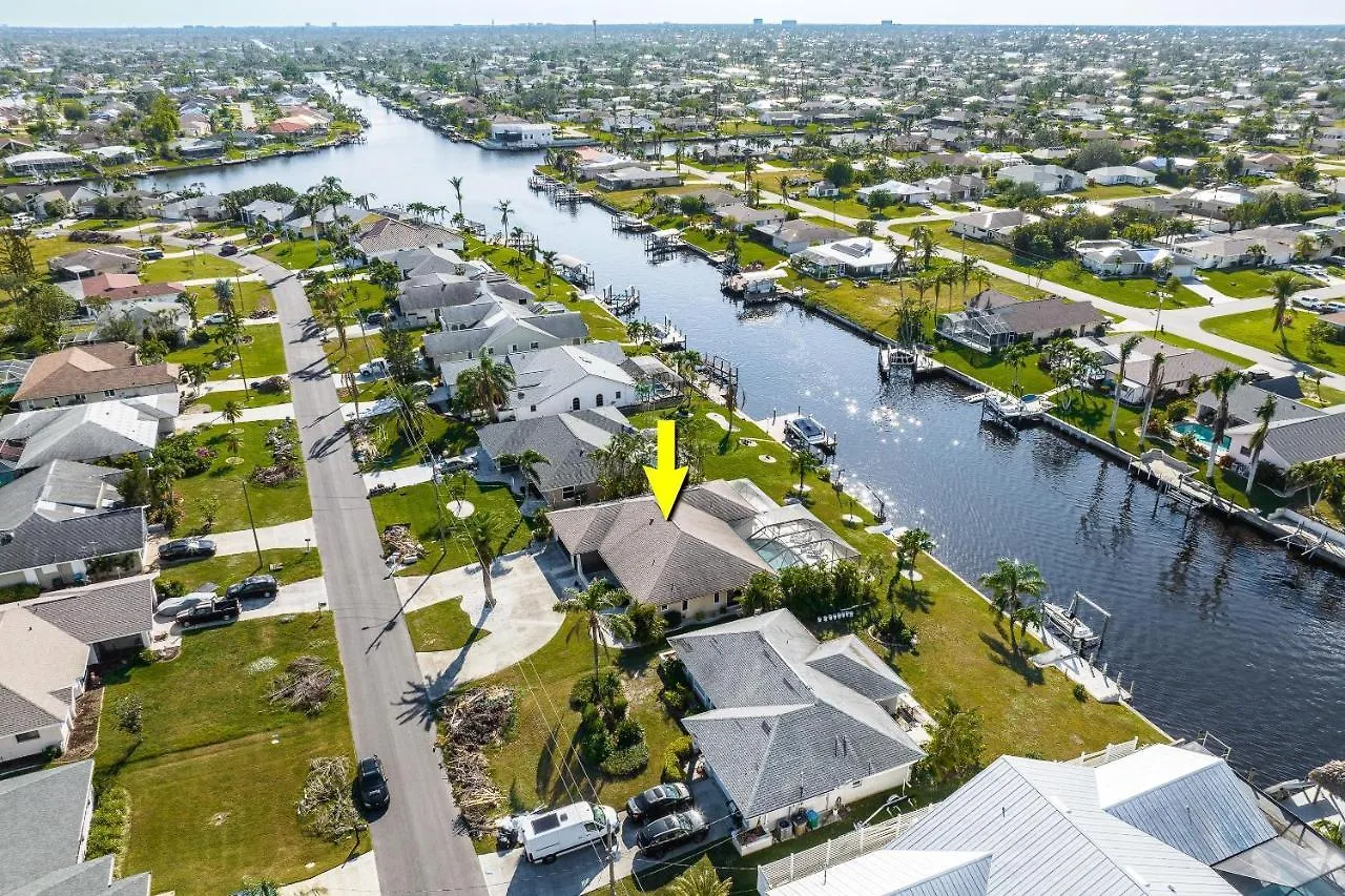Gulf Access, Sleeps 14 - Calusa Paradise * Cape Coral