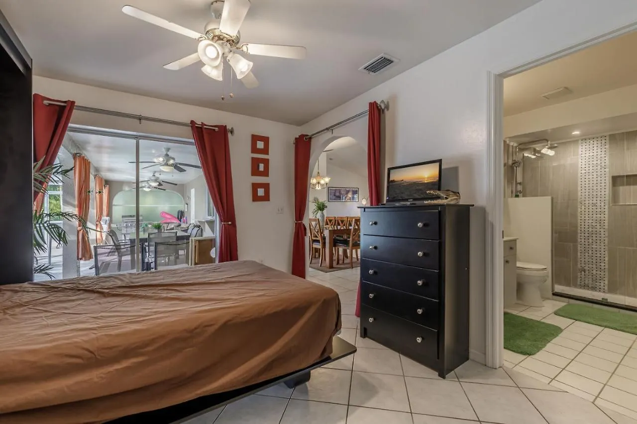Gulf Access, Sleeps 14 - Calusa Paradise Holiday home *