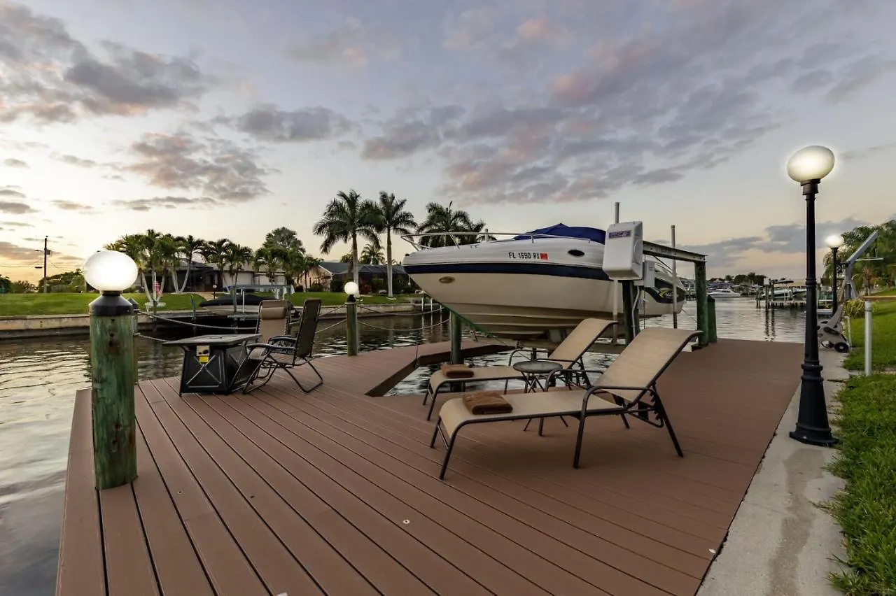 Gulf Access, Sleeps 14 - Calusa Paradise Holiday home Cape Coral