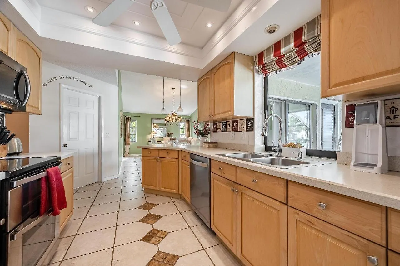 Gulf Access, Sleeps 14 - Calusa Paradise * Cape Coral