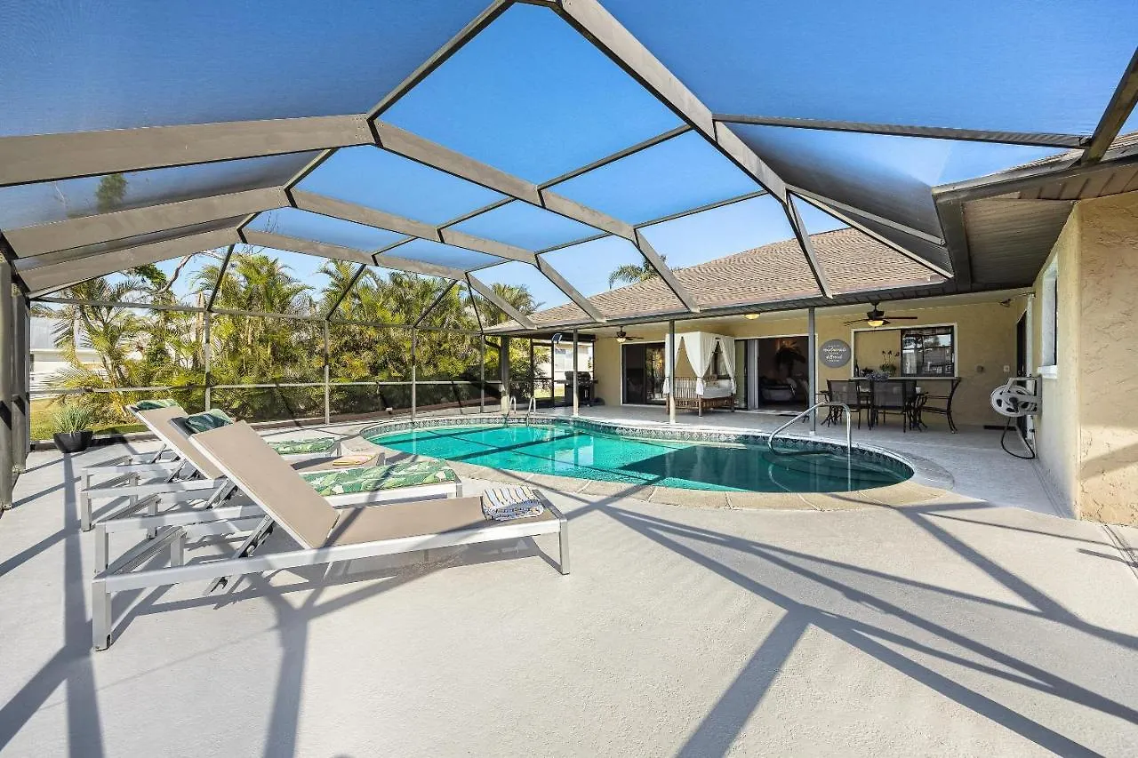Gulf Access, Sleeps 14 - Calusa Paradise *