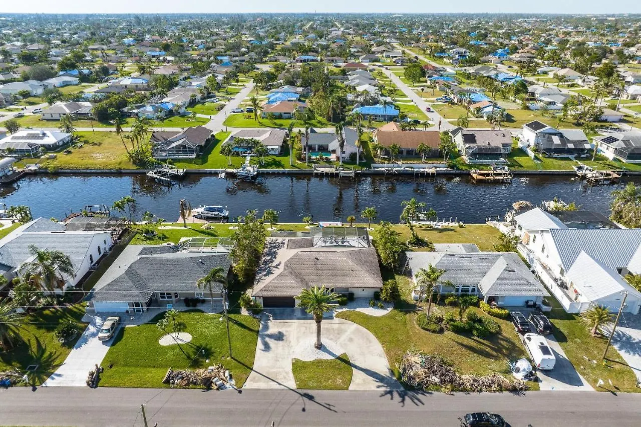Gulf Access, Sleeps 14 - Calusa Paradise * Cape Coral