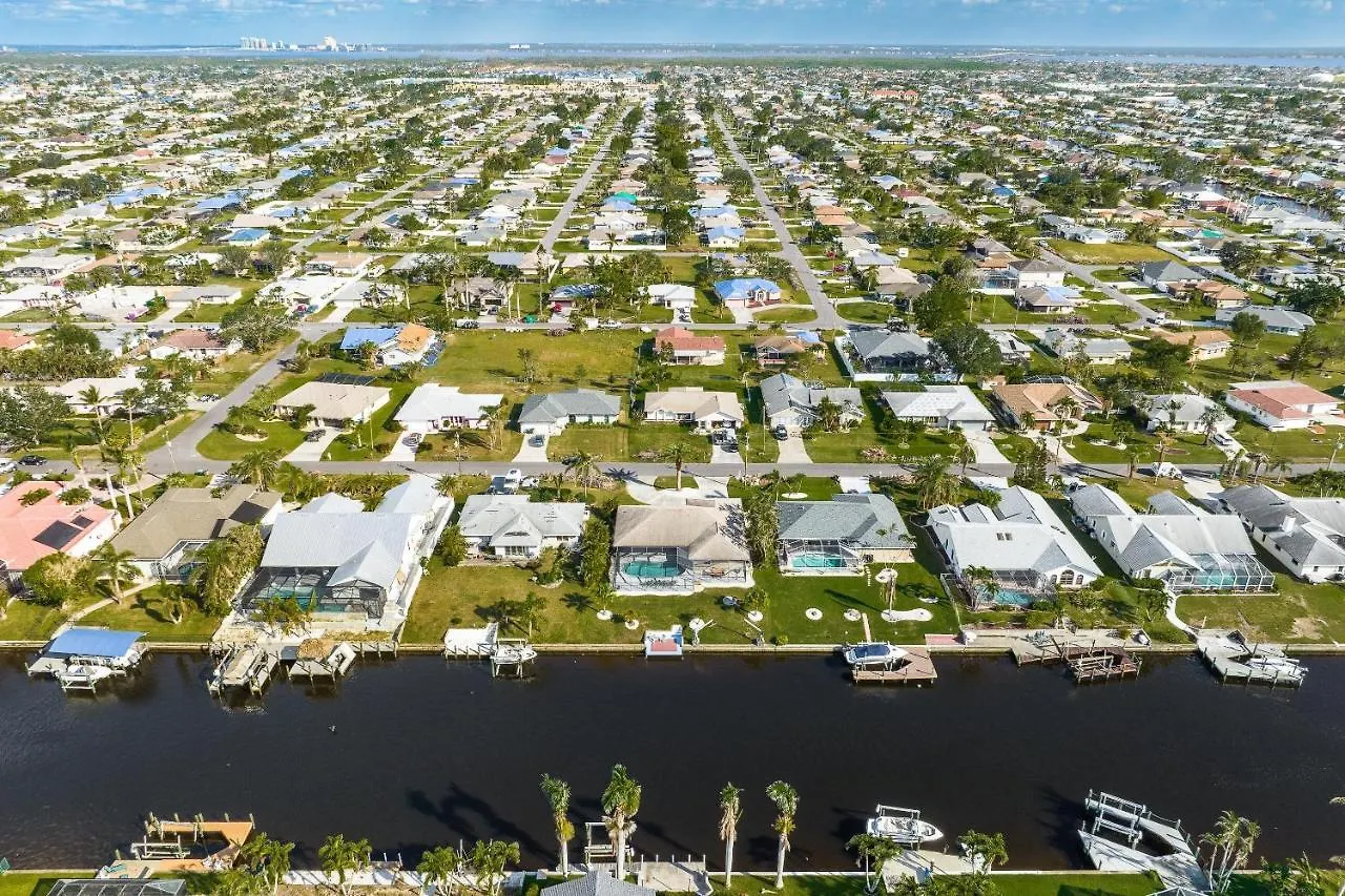 Gulf Access, Sleeps 14 - Calusa Paradise Holiday home